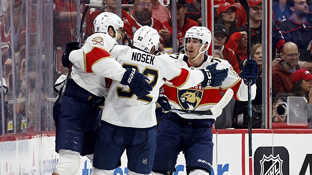 A. J. Greer (10), Tom Nosek (92) a Niko Mikkola (77) z Florida Panthers slav gl proti Carolina Hurricanes.