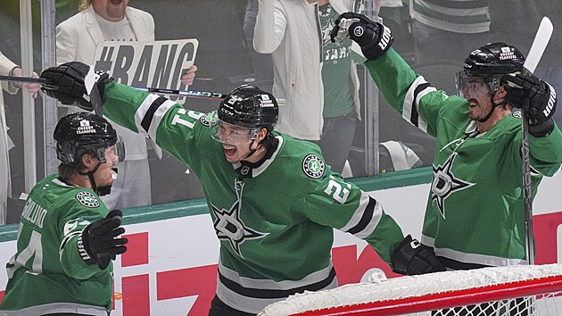 Mikael Granlund (64), Jason Robertson (21) a Mason Marchment slaví gól Dallas...