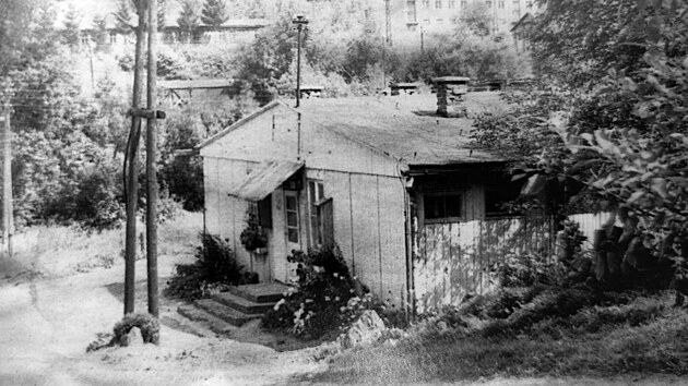 Jeden z devnch lgr, kde bvala kantna pro hornky. Vlevo vzadu stoj takzvan zelen lgr z roku 1944 pro rusk zajatce. A do 70. let slouil dolm jako kancele.