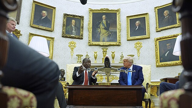 Americk prezident Donald Trump ve stedu v Blm dom pivtal hlavu Jihoafrick republiky Cyrila Ramaphosu. (21. kvtna 2025)