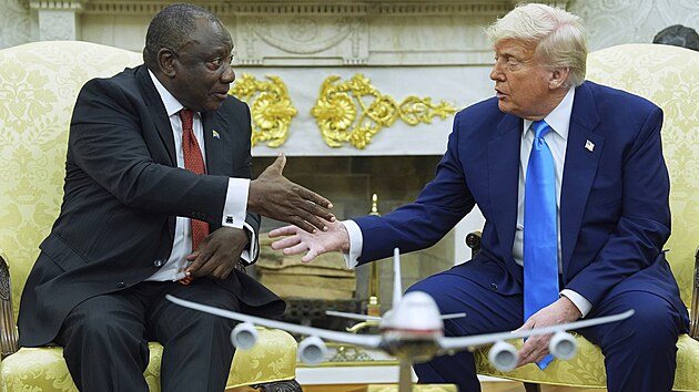 Americk prezident Donald Trump ve stedu v Blm dom pivtal hlavu Jihoafrick republiky Cyrila Ramaphosu. (21. kvtna 2025)
