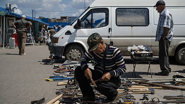 Slavjansk. Fronta je ticet kilometr daleko, ale i sem zaltaj drony. Mstn se ve Slavjansku sna t normln ivot. Mstn bazar kyp ivotem. Mstn zde stle prodvaj a nakupuj produkty.  (22.05.2025).
