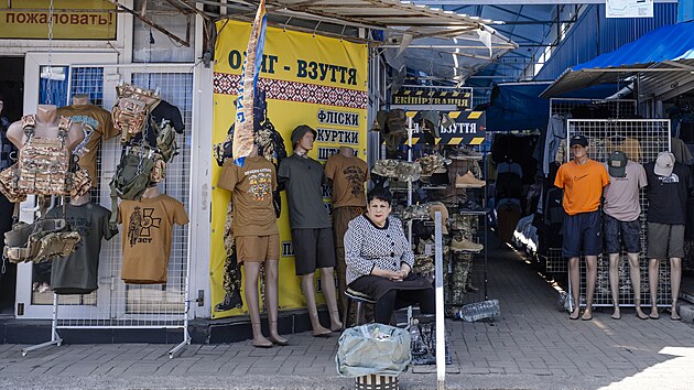 Slavjansk. Fronta je ticet kilometr daleko, ale i sem zaltaj drony. Mstn se ve Slavjansku sna t normln ivot. Mstn bazar kyp ivotem. Mstn zde stle prodvaj a nakupuj produkty. (22.05.2025).