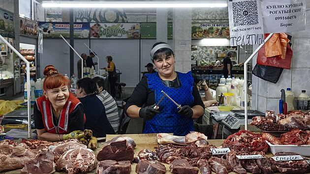 Slavjansk. Fronta je ticet kilometr daleko, ale i sem zaltaj drony. Mstn se ve Slavjansku sna t normln ivot. Mstn bazar kyp ivotem. Mstn zde stle prodvaj a nakupuj produkty. (22.05.2025).