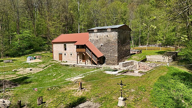 B�val� obec Pomezn� vst�v� z popela. Nad�enec, kter� se roky sna�� vzk��sit to, co po n� zbylo, chce letos na v� usadit repliku vysok�ho ran� gotick�ho krovu.