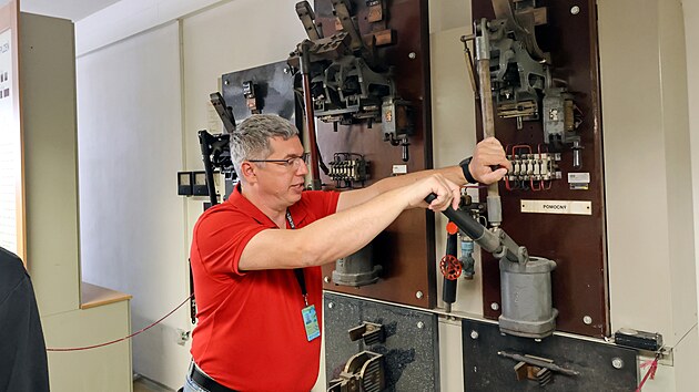 f provozu mnren dopravnch podnik v Plzni Petr Vracovsk vedl prohldky provozu mnrny a vodn elektrrny na Denisov nbe. (17. kvtna 2025)