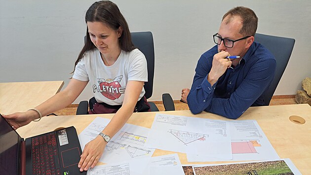 Studentka Fakulty aplikovanch vd Zpadoesk univerzity v Plzni Hana Houzarov a vyuujc Jan Kubt