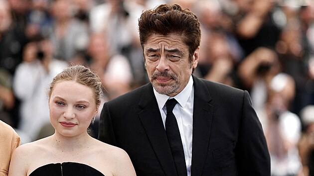 Mia Threapletonov a Benicio Del Toro v Cannes (19. kvtna 2025)