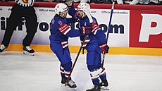 Conor Garland (vpravo) a Clayton Keller z USA slaví gól proti Finsku.