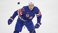 Michael McCarron z USA ve tvrtfinále proti FInsku.