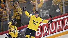 Lucas Raymond (vpravo) a William Karlsson slaví gól ped jásajícími fanouky.