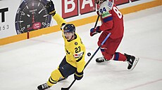 Lucas Raymond oslavuje svj gól, vpravo je zklamaný Tomá Kundrátek.