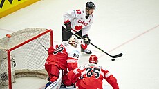 Kanadský kapitán Sidney Crosby rozehrává p�ed brankou Dánska. Pozor dávají...