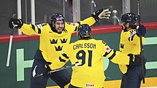 védská gólová euforie. Zleva Mika Zibanejad,  Leo Carlsson a Marcus Johansson.