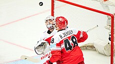 Nicholas B. Jensen a branká Frederik Dichow sledují puk.