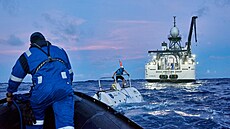 Vyno�ení ponorky Limiting Factor po sestupu na nejhlub�í místo Tichého oceánu