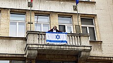 Starostka Prahy 1 Terezie Radomsk (TOP09) vrac zpt Izraelskou vlajku. (28....