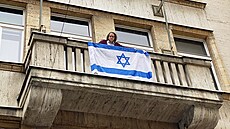 Starostka Prahy 1 Terezie Radomsk (TOP09) vrac zpt Izraelskou vlajku. (28....