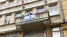 Starostka Prahy 1 Terezie Radomsk (TOP09) vrac zpt Izraelskou vlajku. (28....