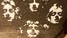 Wayne Wright, 54letý um�lec ze Solihullu ve Velké Británii, prom��uje pro�lé...