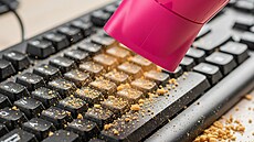 Su�enky na klávesnici. Pokud nemáte po ruce vysava�, zkuste je vyfoukat fénem.