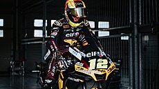 Motocyklový jezdec Filip Sala pi prvním testování nového asfaltu na dráze...
