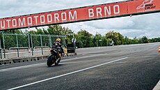 Motocyklový jezdec Filip Sala pi prvním testování nového asfaltu na dráze...