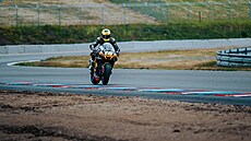 Motocyklový jezdec Filip Sala pi prvním testování nového asfaltu na dráze...