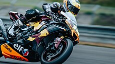 Motocyklový jezdec Filip Sala pi prvním testování nového asfaltu na dráze...