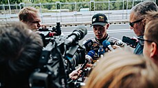 Motocyklový jezdec Filip Sala po prvním testování nového asfaltu na dráze...