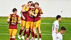 Fotbalisté Dukly Praha se radují z gólu do sít Vykova v zápase baráe o první...