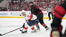 Tomá Nosek z Florida Panthers v souboji s Brentem Burnsem z Carolina...