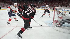 Útoník Logan Stankoven z Carolina Hurricanes se zkouí dostat ped branku...