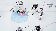 Sergej Bobrovskij z Florida Panthers zasahuje ve finále Východní konference.