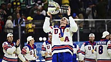 AMERICKÝ HRDINA. Tage Thompson zvedá nad hlavu trofej pro hokejové mistry svta.