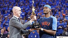 Shia Gilgeous-Alexander z Oklahoma City Thunder pebírá od komisae NBA Adama...