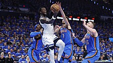Julius Randle z Minnesota Timberwolves se probíjí skrz obranu Oklahoma City...
