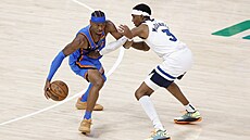 Shai Gilgeous-Alexander z Oklahoma City Thunder hledá cestu kolem Jadena...