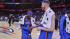 Shai Gilgeous-Alexander a Isaiah Hartenstein z Oklahoma City Thunder slaví...