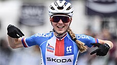 Barbora Bukovská vítzí v závodu cross-country juniorek bhem Svtového poháru...