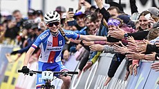 Barbora Bukovská vítzí v závodu cross-country juniorek bhem Svtového poháru...
