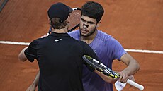 Carlos Alcaraz a Jannik Sinner se objímají po finále na turnaji v �íme.