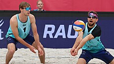 Jakub �épka sleduje p�ihrávku Ji�ího Sedláka.