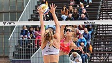 Markéta Svozilová smečuje přes blok Američanky Deahny Kraftové.