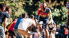 Mathias Vacek bojuje b�hem deváté etapy Gira.