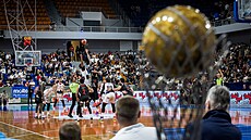 Momentka ze tetího finálového duelu mezi Basketem Brno a Nymburkem.
