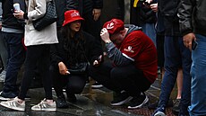 Zdrcení fanou�ci Liverpoolu poté, co do davu b�hem oslav najel automobil. (26....