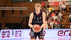 imon Svoboda z Basketu Brno hází estku v prvním finálovém duelu s Nymburkem.
