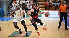 Viktor Plpán z Basketu Brno se snaí v prvním finálovém duelu obejít Tylana...