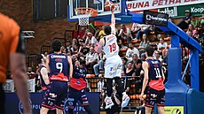 Ondej Sehnal z Nymburka zakonuje v prvním finálovém duelu s Basketem Brno.